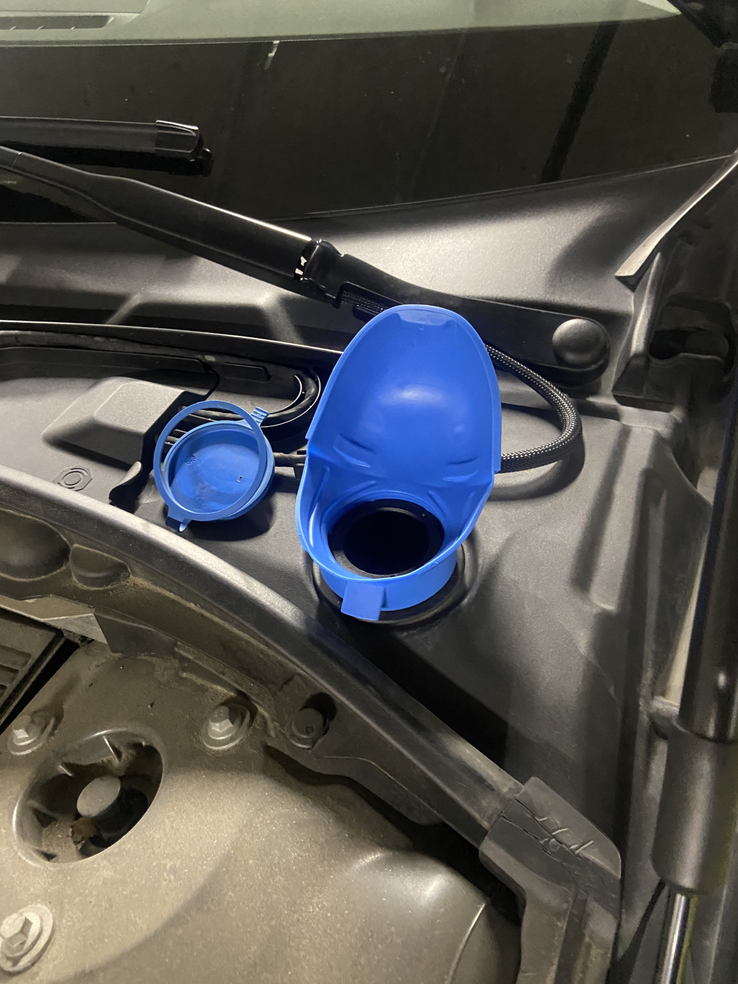 Крышка-воронка для горловины бачка омывающей жидкости — VAG — Volvo V60 ...