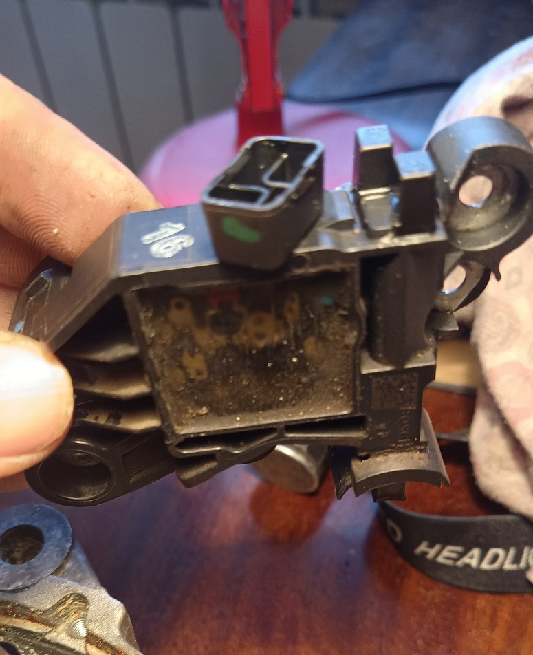 Крышка контактов щеток. — Ford Galaxy (Mk III)