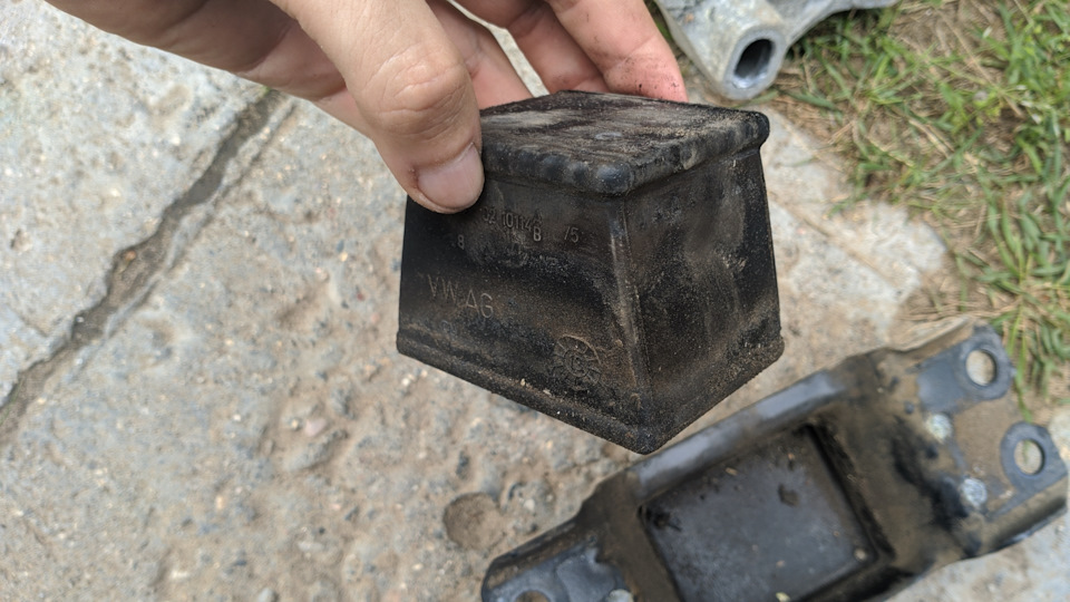 Левая подушка двигателя — Volkswagen Tiguan (1G), 1,4 л, 2013 года ...