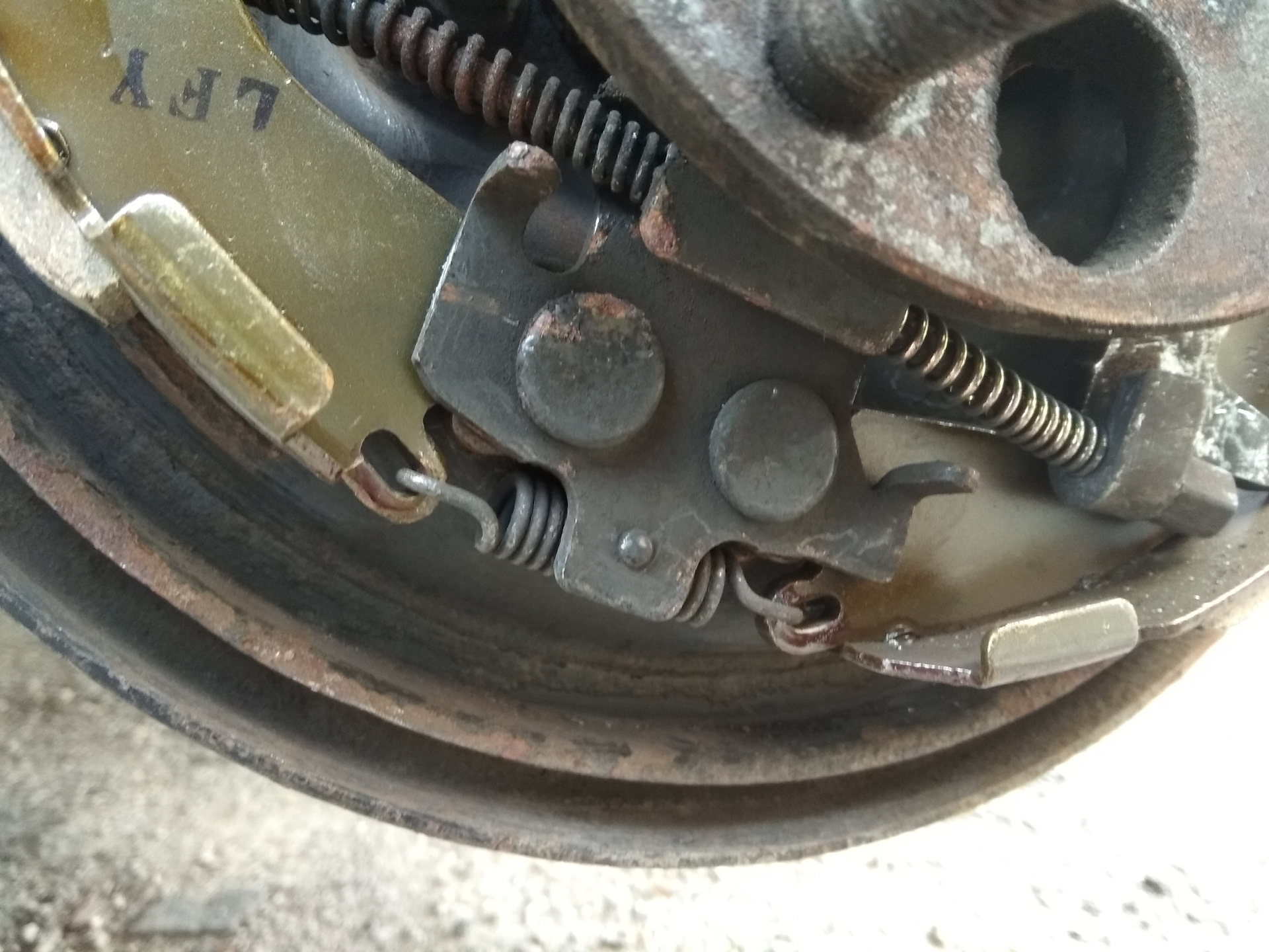 Замена задних колодок, смазка направляющих супортов Toyota Porte (1G), 1,3 л,