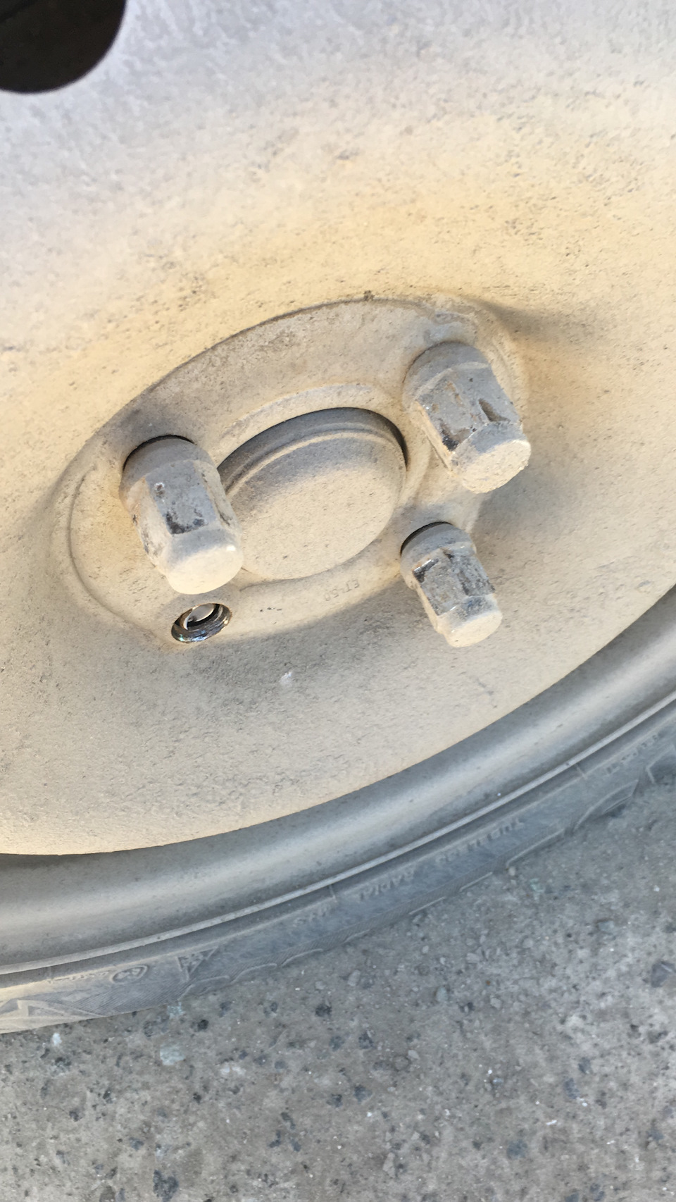 Снятие заднего барабана и замена шпильки Mitsubishi Cedia — Mitsubishi ...