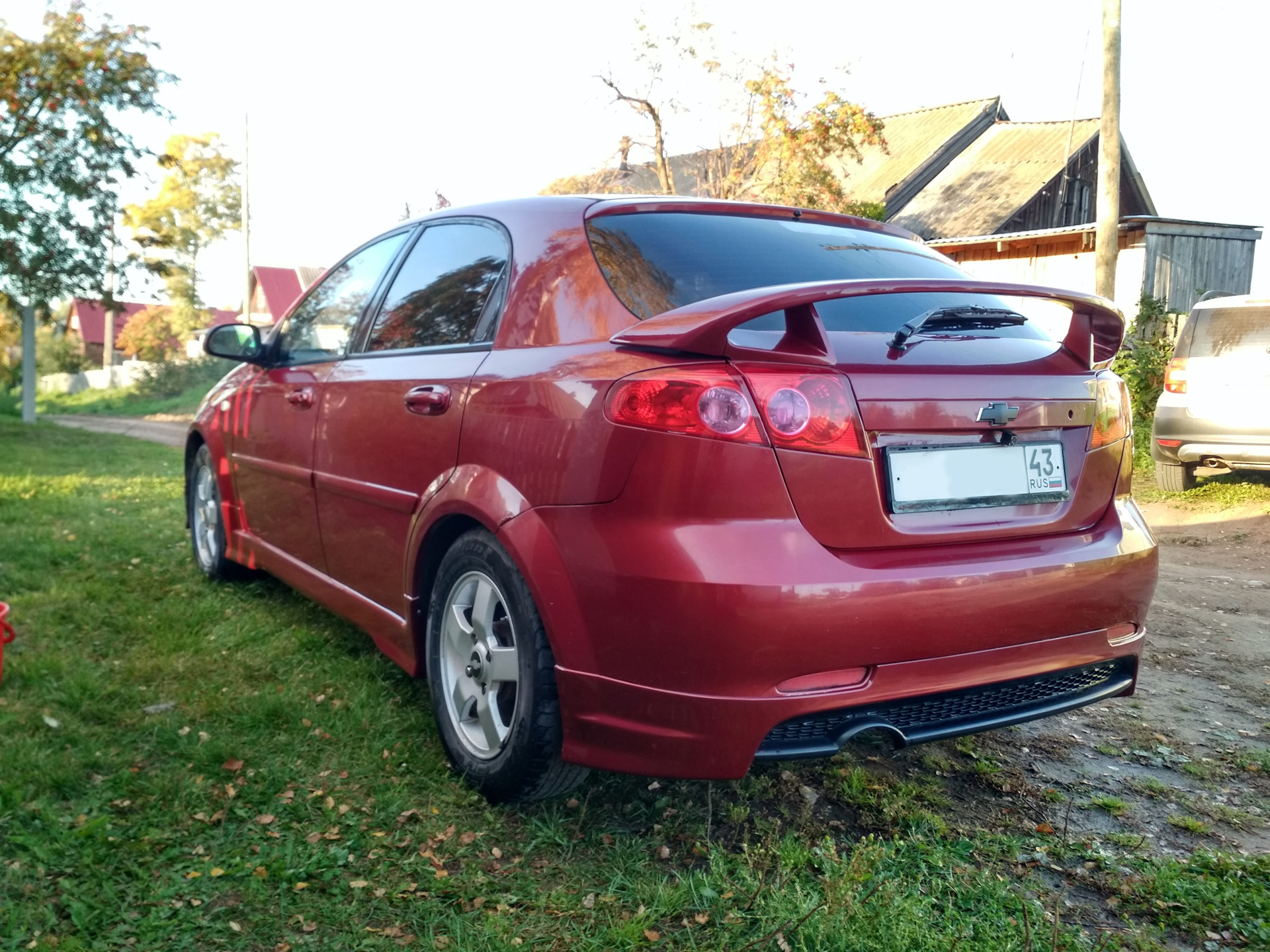 Передний цвет. Chevrolet Lacetti хэтчбек 1.6 с обвесом.