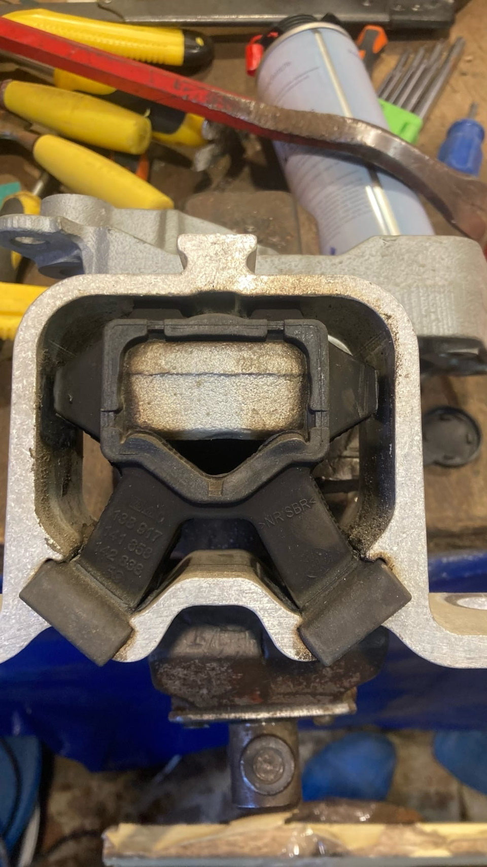 по бокам виден зазор. сверху вроде норм было, поэтому туда не ставил — Lada Vesta SW Cross (1G)