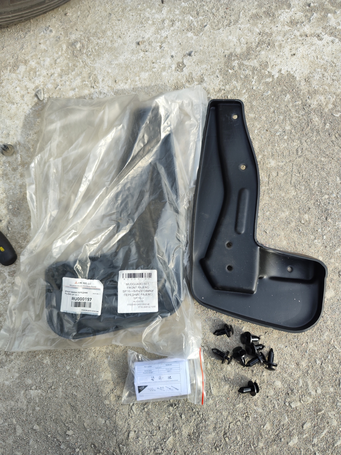 83926-54p00-0ce. Передние брызговики для митсубиси паджеро спорт 3 2020 год. Задние брызговики npl на митсубиси паджеро спорт 3. Брызговики паджеро 2. Брызговики митсубиси аутлендер 3 задние 2015г.