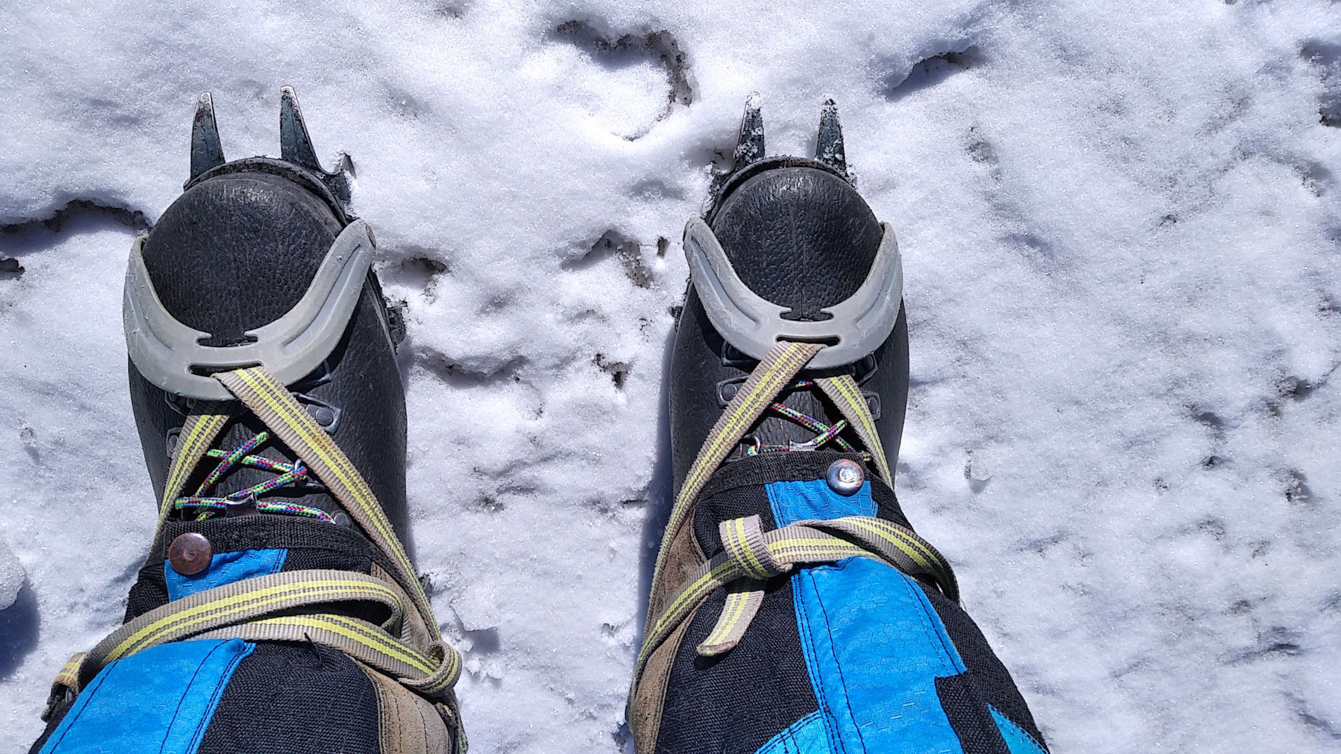 Погода на эльбрусе на 3. Обувь для восхождения на Эльбрус. Базальт Эльбрус. Бахилы для восхождения на Эльбрус. Желтые ботинки Эльбрус.