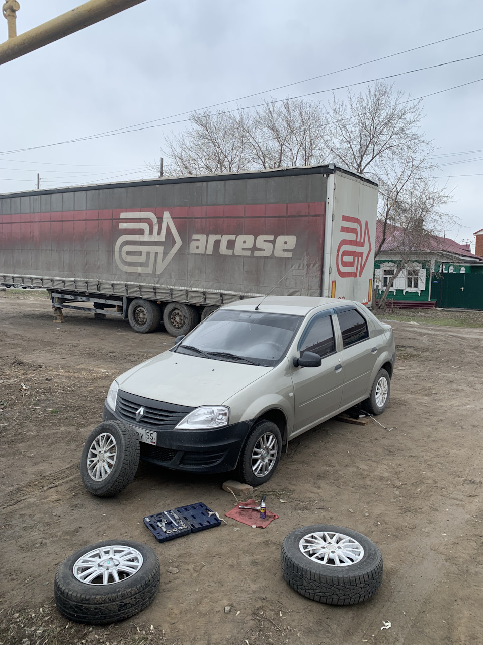 Сезонная смены резины, детейлинг салона своими руками ) — Renault Logan  (1G), 1,4 л, 2011 года | колёсные диски | DRIVE2