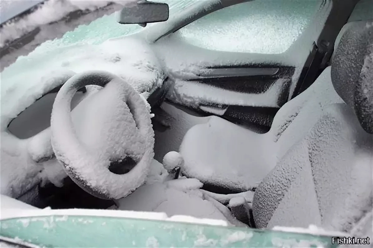 Почему сильно замерзаю. Снег в машине в салоне. Замерзший салон автомобиля. Замерзшая машина. Автомобиль взамержший.