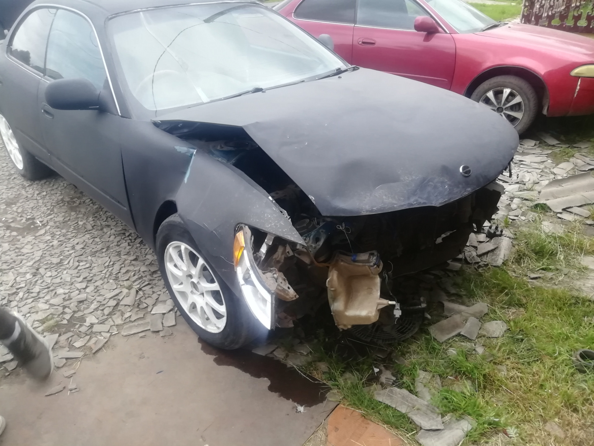 Человек тащит тяжесть. Разбитая тойота королла. Что легче тянуть или толкать. Тащить разбор. Тащить разбор.