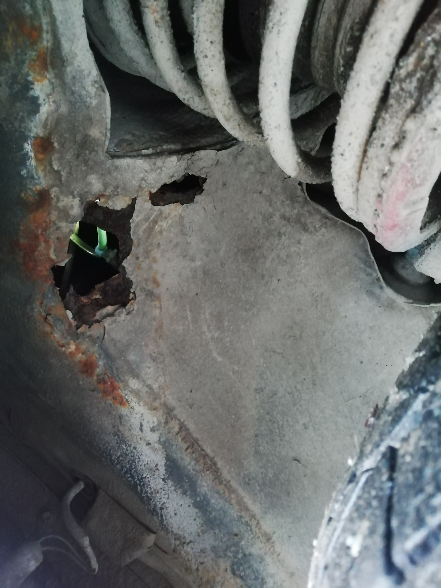 Сгнила колесная арка pajero sport 2007. Гнилой форд мондео. Тойота камри сгнила задняя арка. Сгнил подкрылок. Хендай элантра 2004 подкрылок.