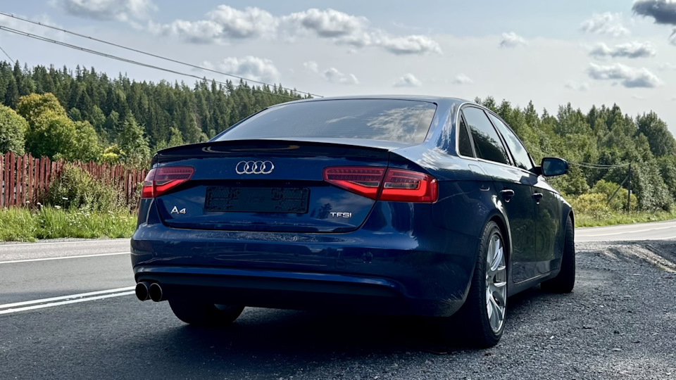Audi A4 Синяя