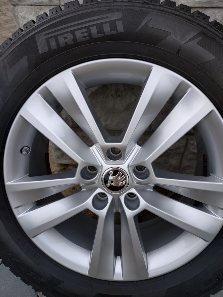 Шины зимние шипованные Pirelli 215/65 R17, литые диски Skoda 7Jx17 ET40 ...