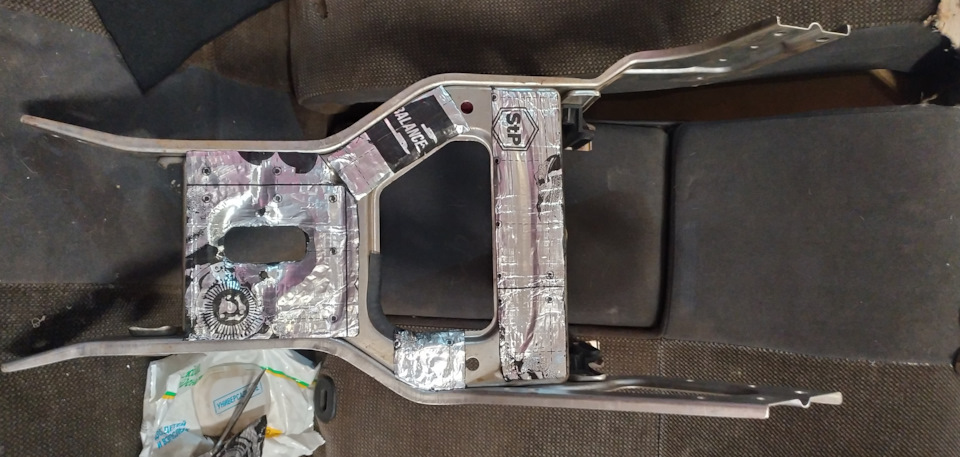 По возможности максимально проклеил эту деталь виброизоляцией, т.к. звенела она прилично — Daewoo Matiz (M100/M150)