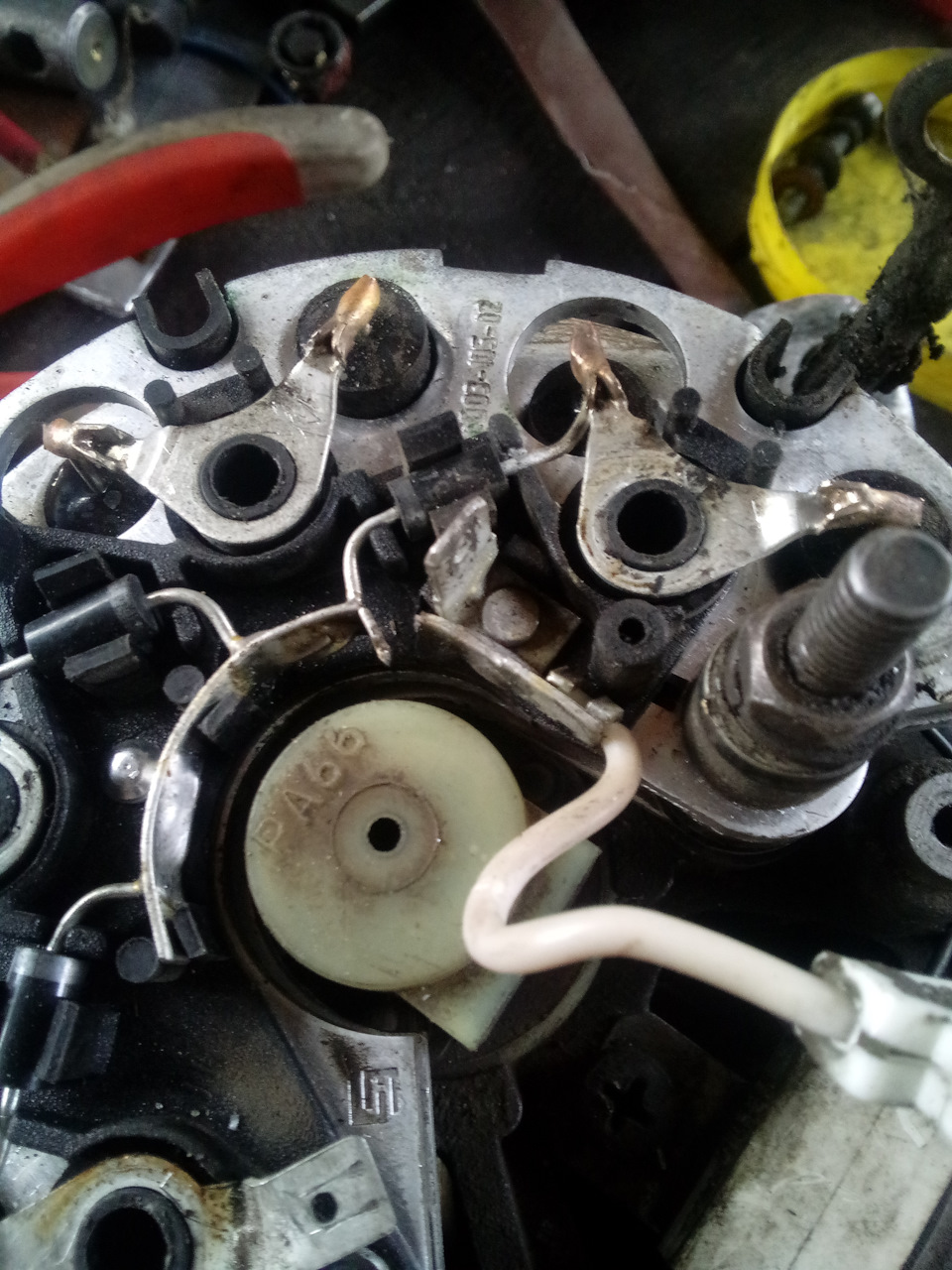 Контакт от доп диодов к выводу D надо было обрезать как тут. — Lada 2120 Надежда