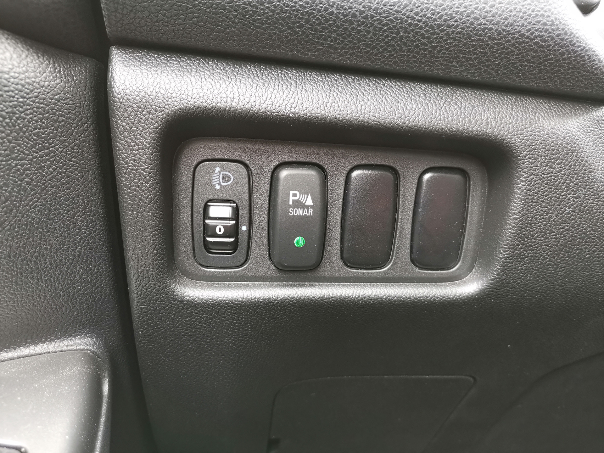 Провода передних парктроников инфинити fx37. Моргает кнопка. Кнопка парктроника mitsubishi asx. Моргает кнопка. Мигает кнопка подогрева сиденья киа.