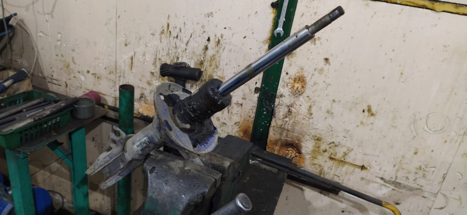 Потекла передняя стойка (Замена)! — Lada Приора хэтчбек, 1,6 л, 2008 ...