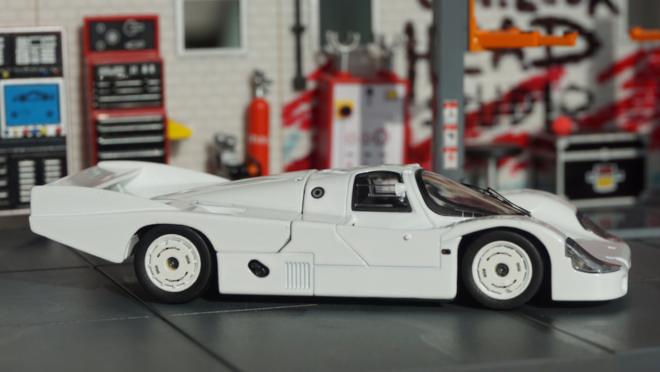 710 Porsche 956 LH Show Car 1983 Frankfurt (Hpi-racing 1:43