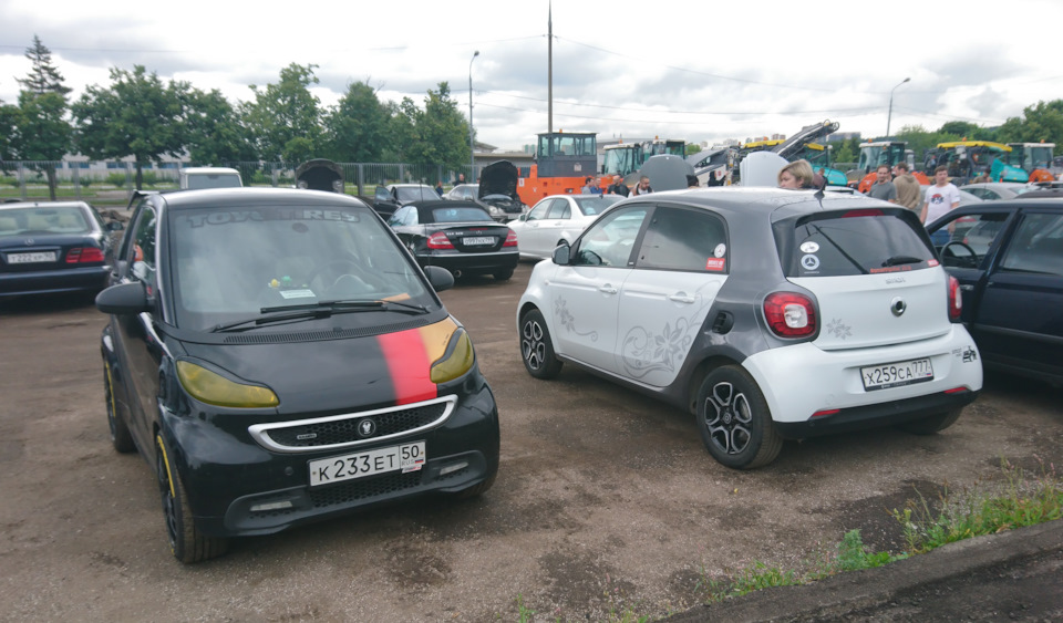 Смарты порадовали пестрым окрасом — Mercedes-Benz E-Class (W124)