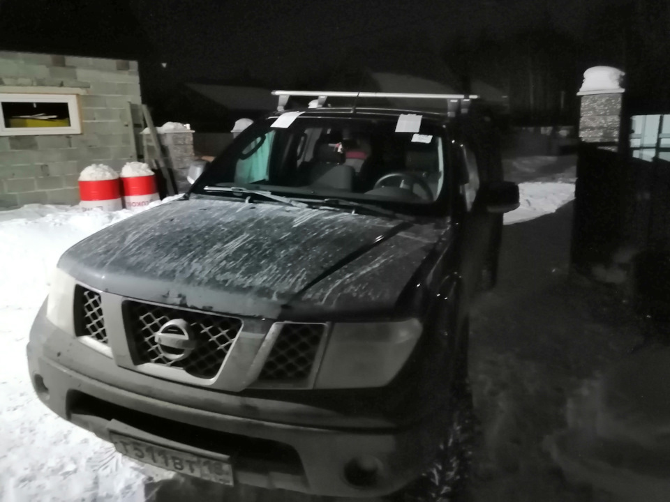 Заменил лобовое стекло. — Nissan Navara (2G), 2,5 л, 2008 года ...