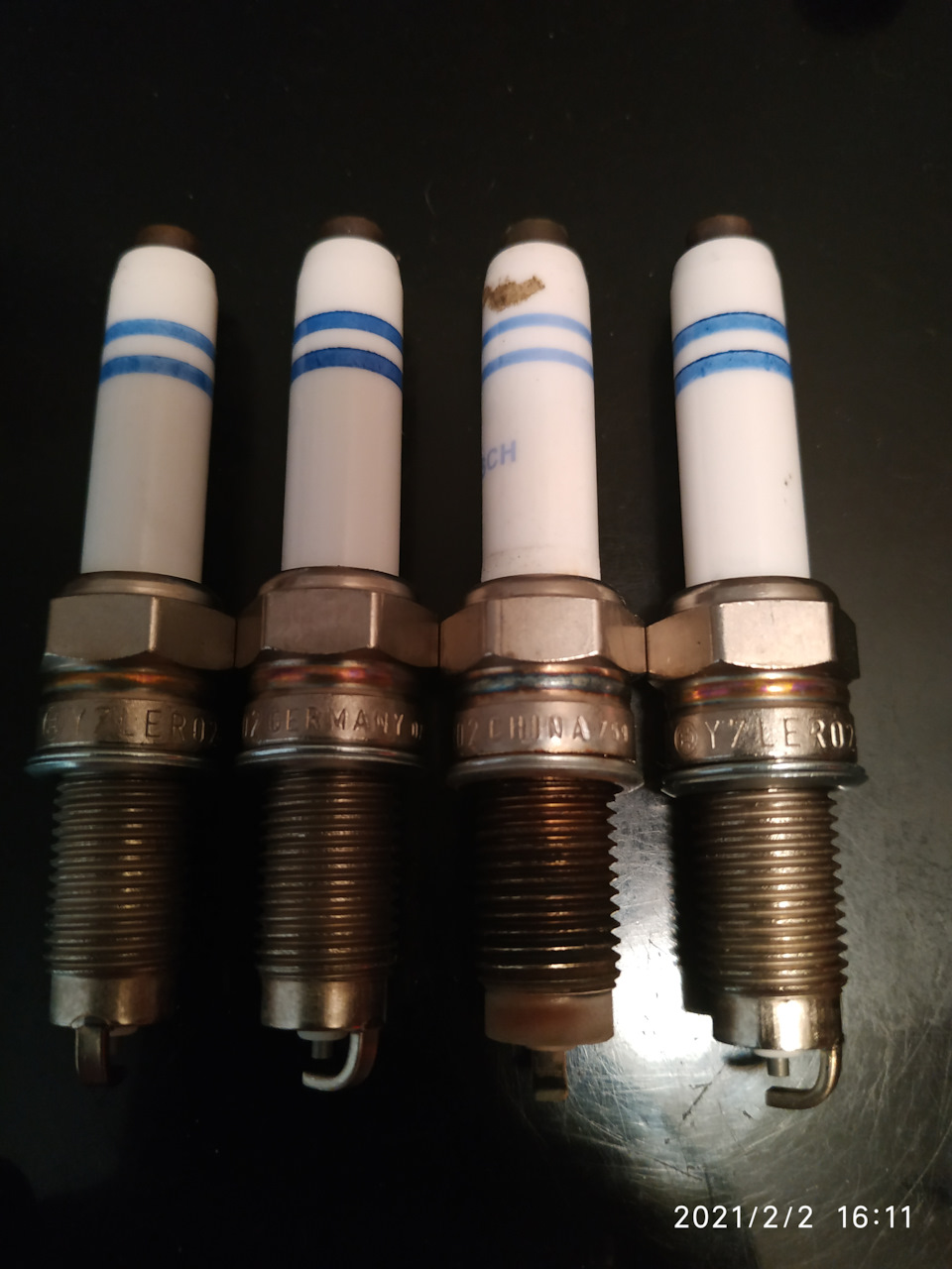 Старая китайская и три новые немецкие. Какие свечи оригинальнее? — Volkswagen Polo Sedan