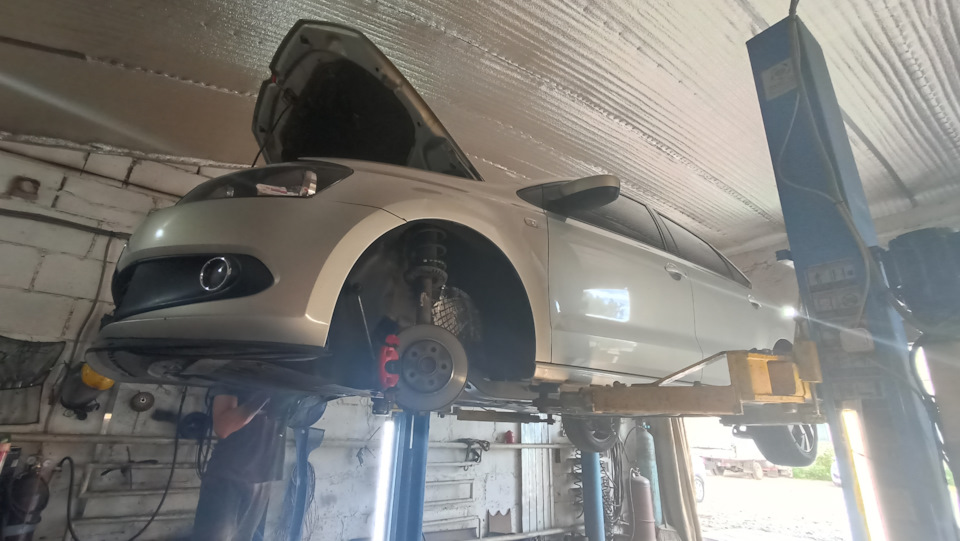 Замена передних амортизаторов — Volkswagen Polo Sedan, 1,6 л, 2011 года ...