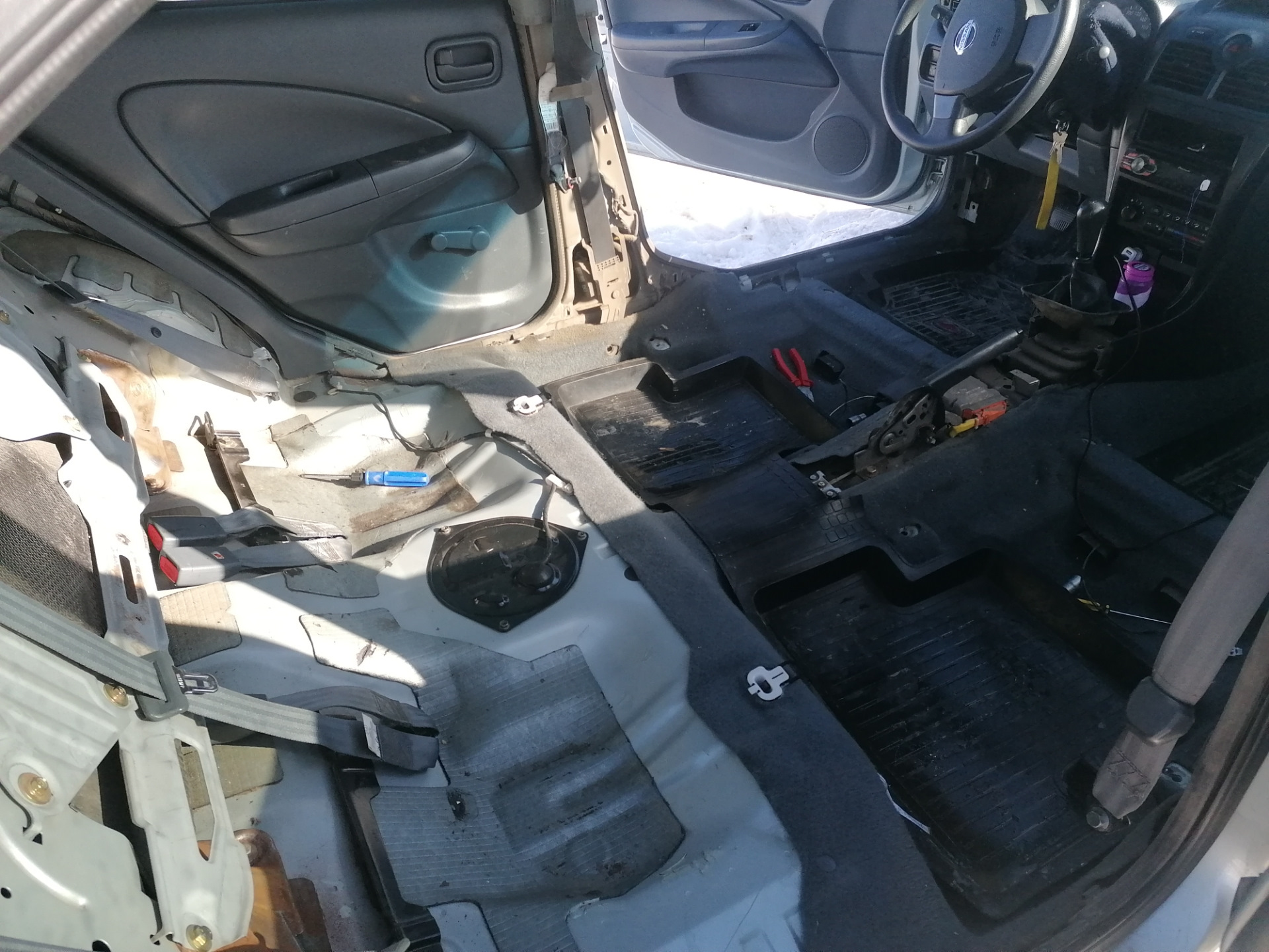 Пол ниссан альмера. Ниссан тиида разобранный салон. Шумоизоляция nissan almera classic. Ниссан тиида шумоизоляция салона. Шумоизоляция ниссан альмера н16.