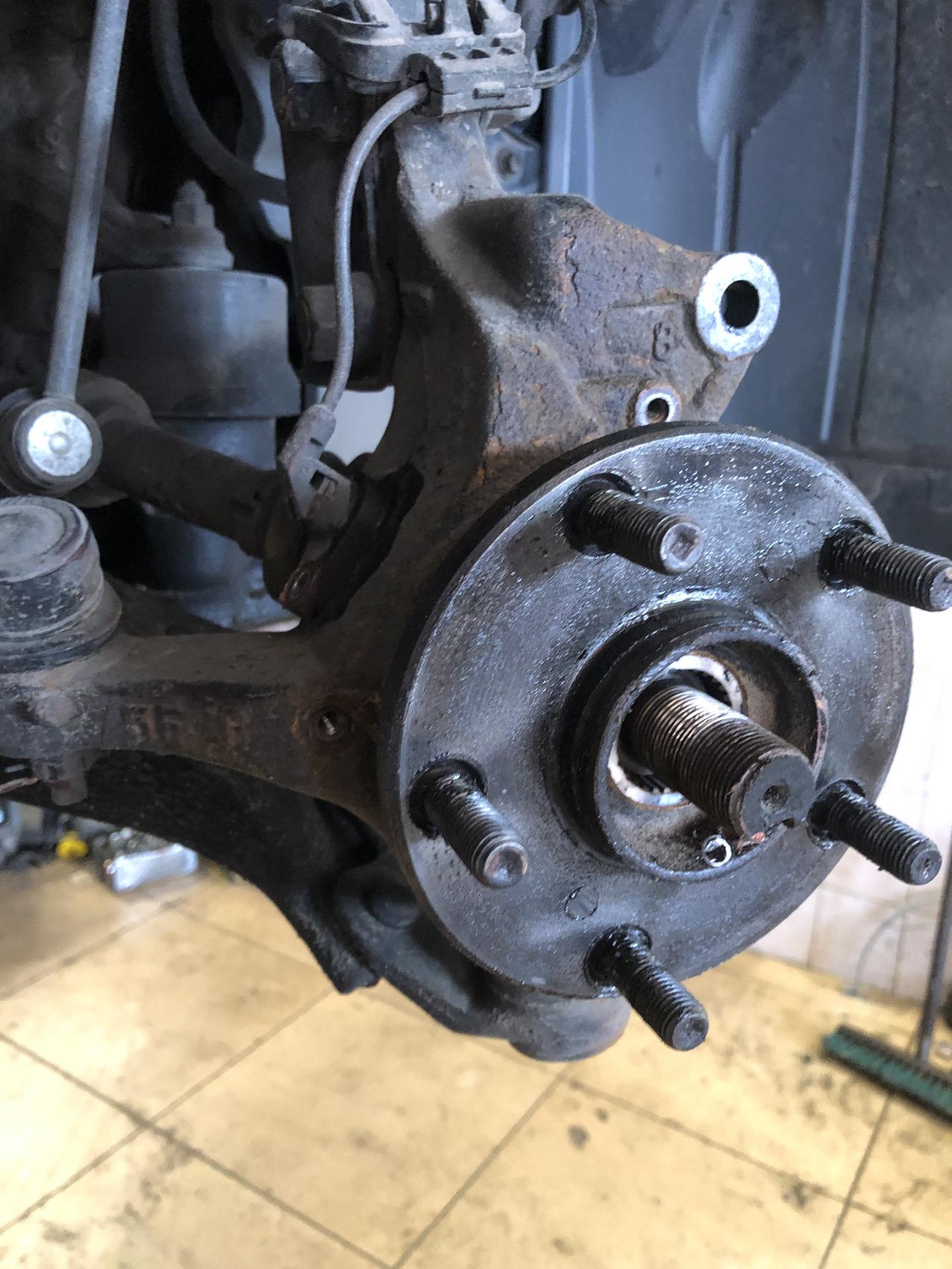 Замена правого подшипника передней ступицы — Lexus RX (3G), 3,5 л, 2010 ...