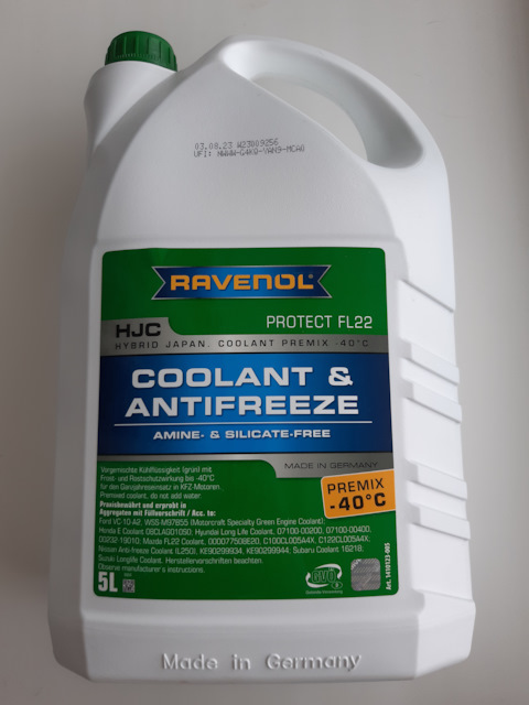 охлаждающая жидкость для двигателя. охлаждающую жидкость для авто. охлаждение двигателя автомобиля жидкость. какие жидкости заливаются в машину. система охлаждения жидкости.