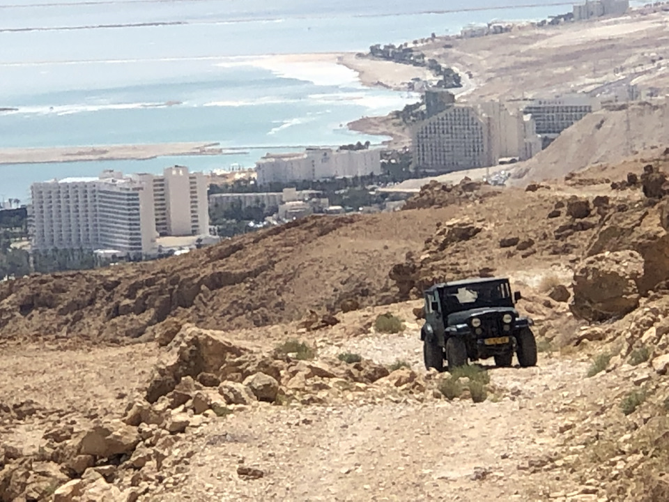 Гостиничный комплекс Эйн Бокек на Мёртвом море. Ползём на перевал Яир. — Suzuki Jimny (1G)