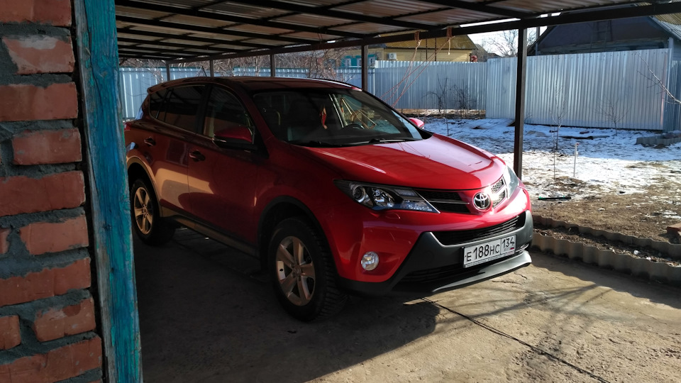 Toyota RAV4 Красный металлик