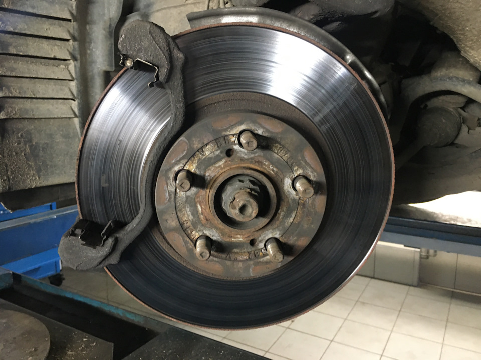 Непонятный звук при торможениях больше 100 км Toyota avensis t25 1.8 ...