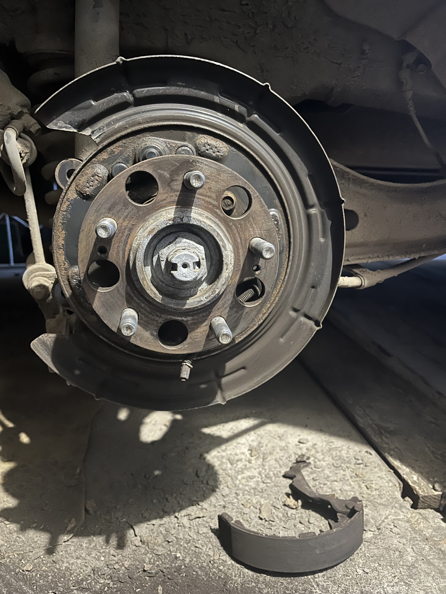 Ревизия задних тормозов и ручника — Hyundai ix35, 2 л, 2013 года ...