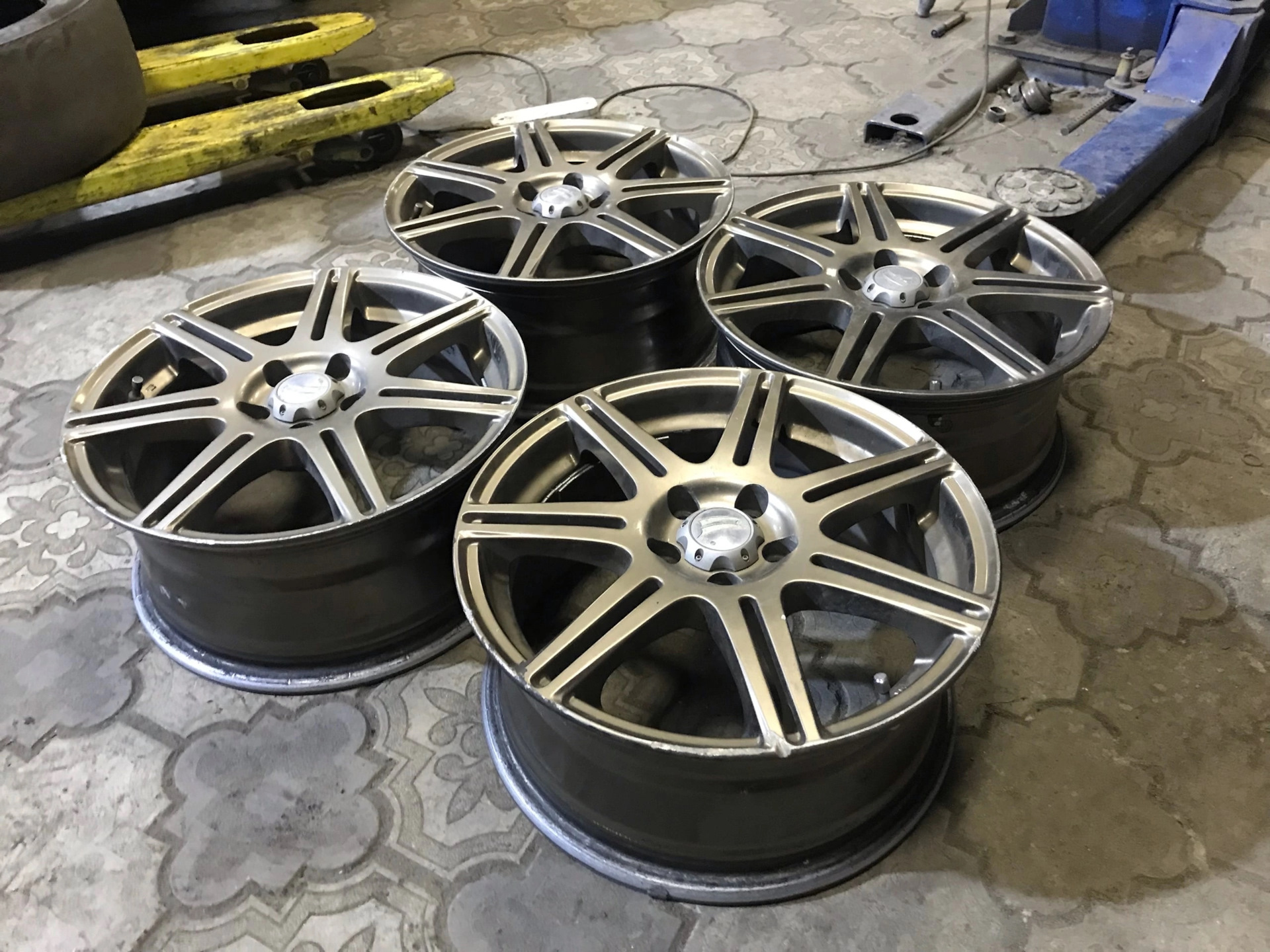 Диски устарели. Диски Бриджстоун r16. Диски Bridgestone KTS r17. Диски Bridgestone TOPRUN r18. Диски Bridgestone citta r14.