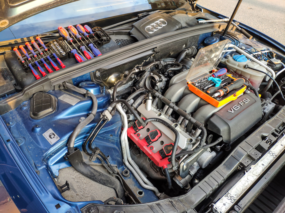 Теперь снимаем впуск и переходим ко второй голове, цилиндры 1-2-3 — Audi A5 (1G). Запчасти на фото: O0009