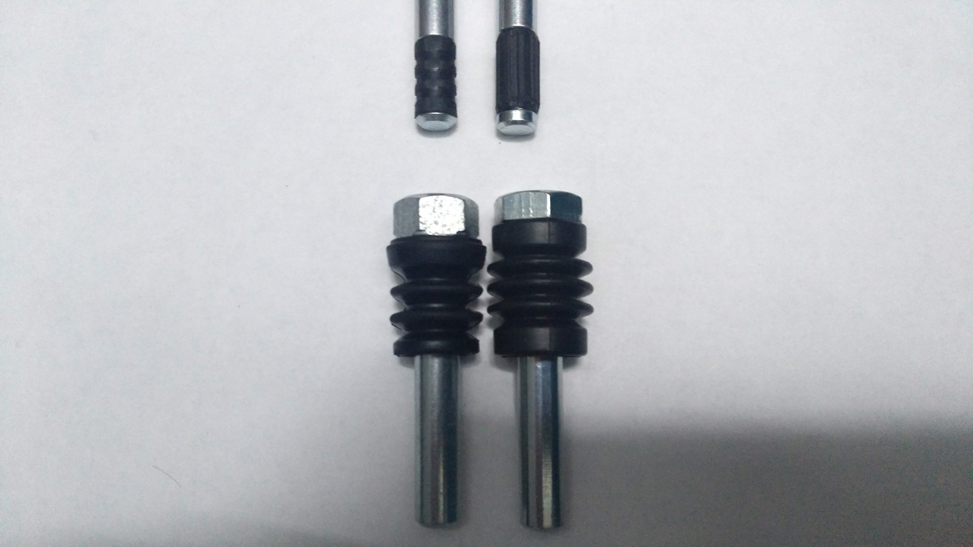 Пыльник направляющих переднего суппорта ланос 1. Направляющие суппортов авео т250. Пыльник направляющего суппорта авео т300. Болты направляющие суппорта chevrolet aveo t300. Направляющие переднего суппорта авео т250.