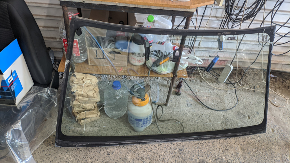 Старое стекло снято — Mitsubishi Pajero Sport (2G)