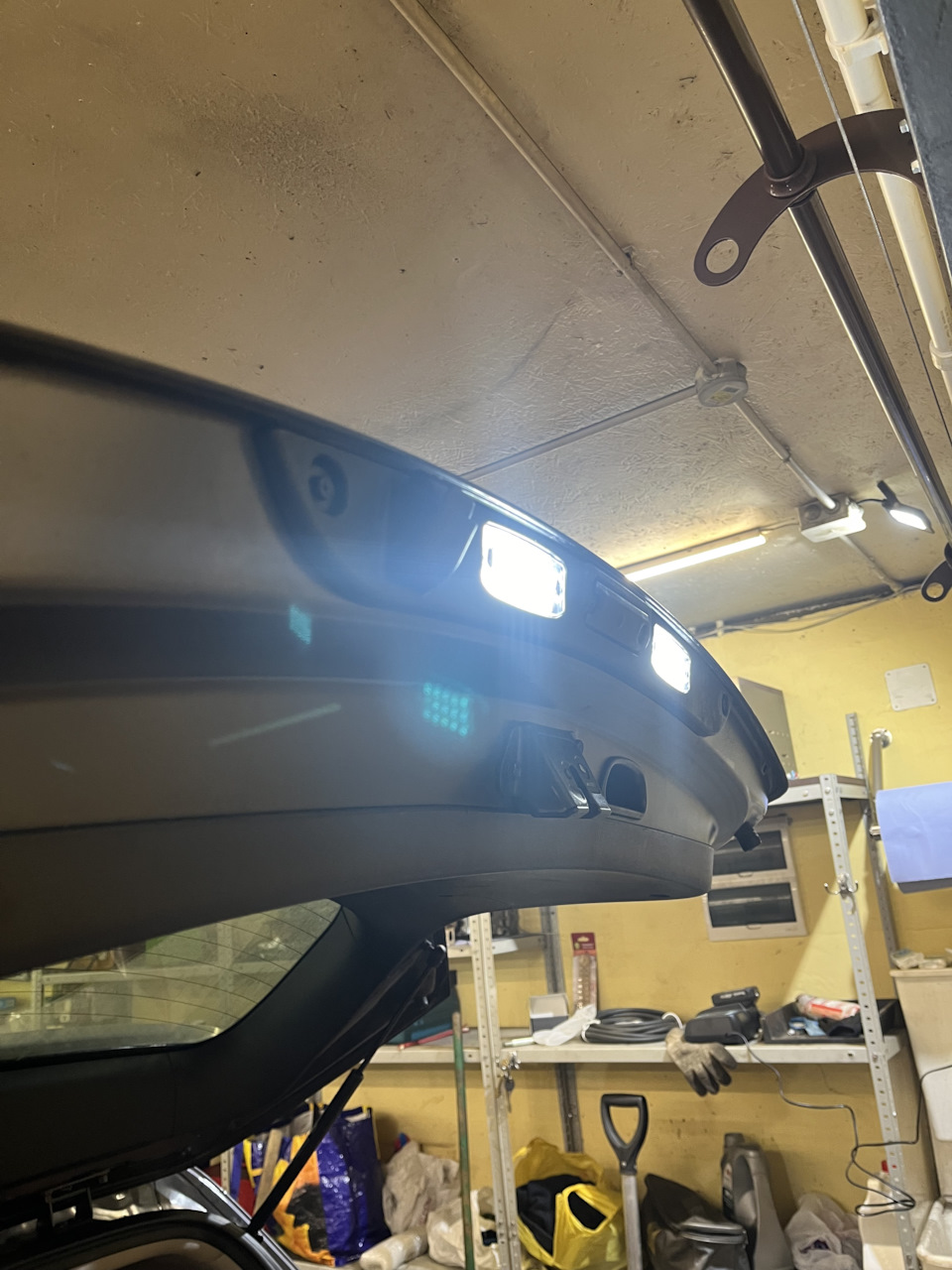 Замена плафонов подсветки номера на светодиодные — KIA Sportage (3G), 2 ...