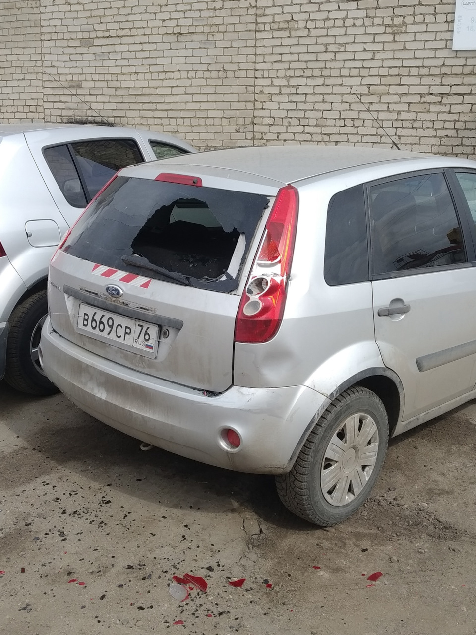 Снесли жопу! — Ford Fiesta (Mk V), 1,4 л, 2007 года | ДТП | DRIVE2