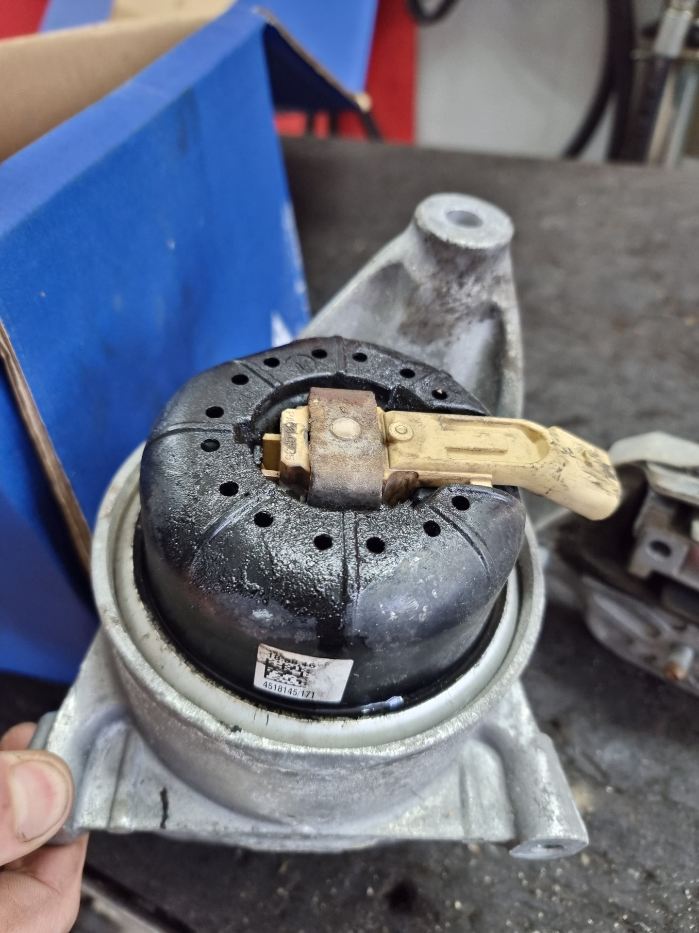 Замена опор двигателя — Audi A4 Allroad (B9), 2 л, 2016 года | другое ...