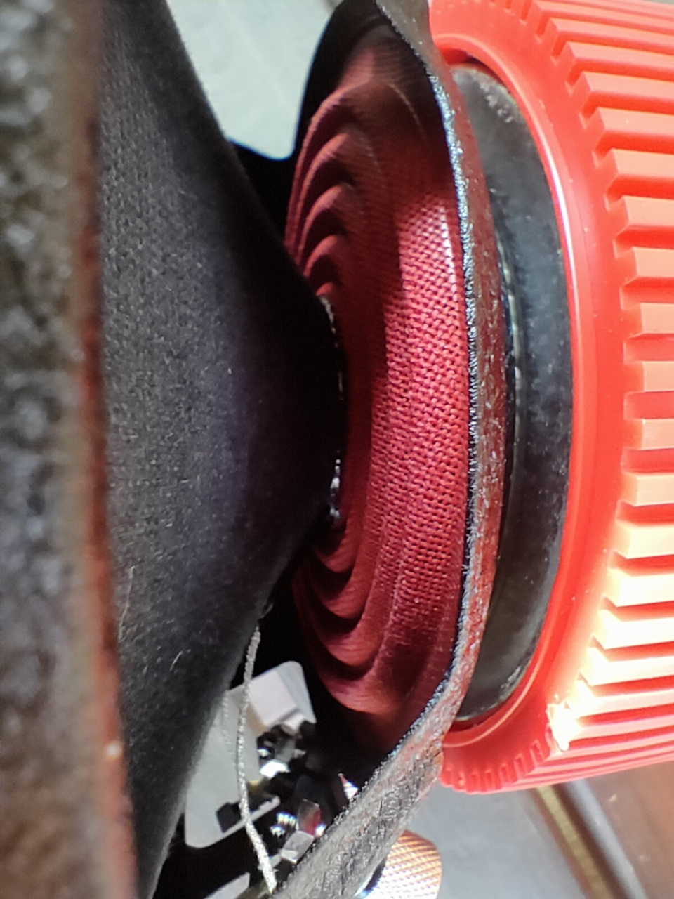 11. Центруюшая шайба, тоже выполнена в красном стиле — Nissan X-Trail II (t31)