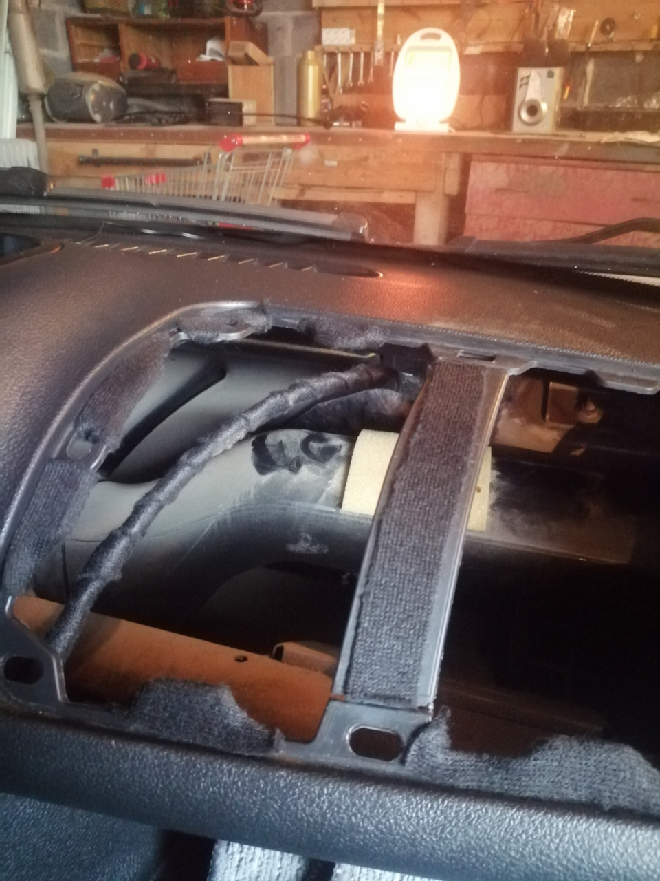 Тросик регулировки заслонки также был обмотан антискрипом, гремит он тоже отлично. — Lada Granta