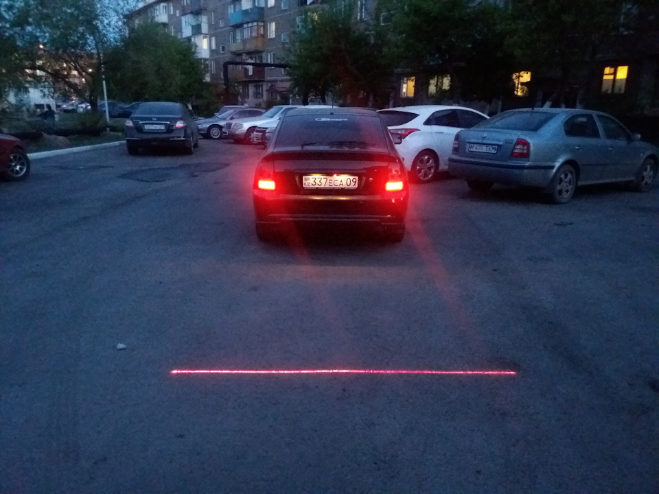 Линия отчётлива видна даже в дневное время суток — Lada Priora hatchback