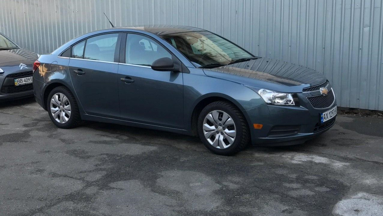 Chevrolet Cruze светло серый