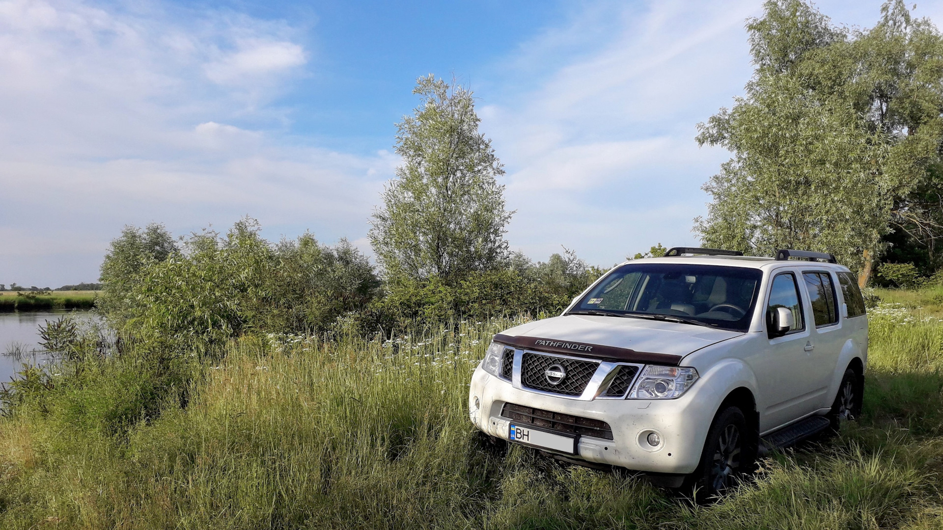 Ниссан патфайндер в белоруссии. Ниссан Патфайндер белый. Nissan Pathfinder (3g). Белый Nissan Pathfinder (3g). Nissan Pathfinder 2002 белый.