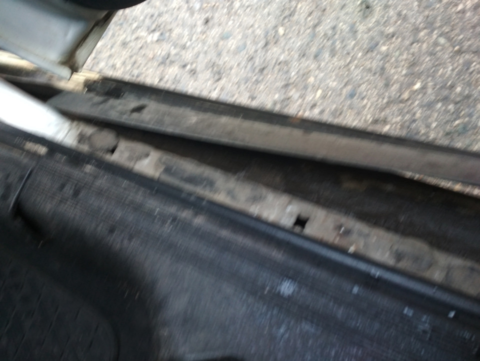 На что приклеить пластиковую накладку порога? — Audi 80 (B4), 2 л, 1992 ...