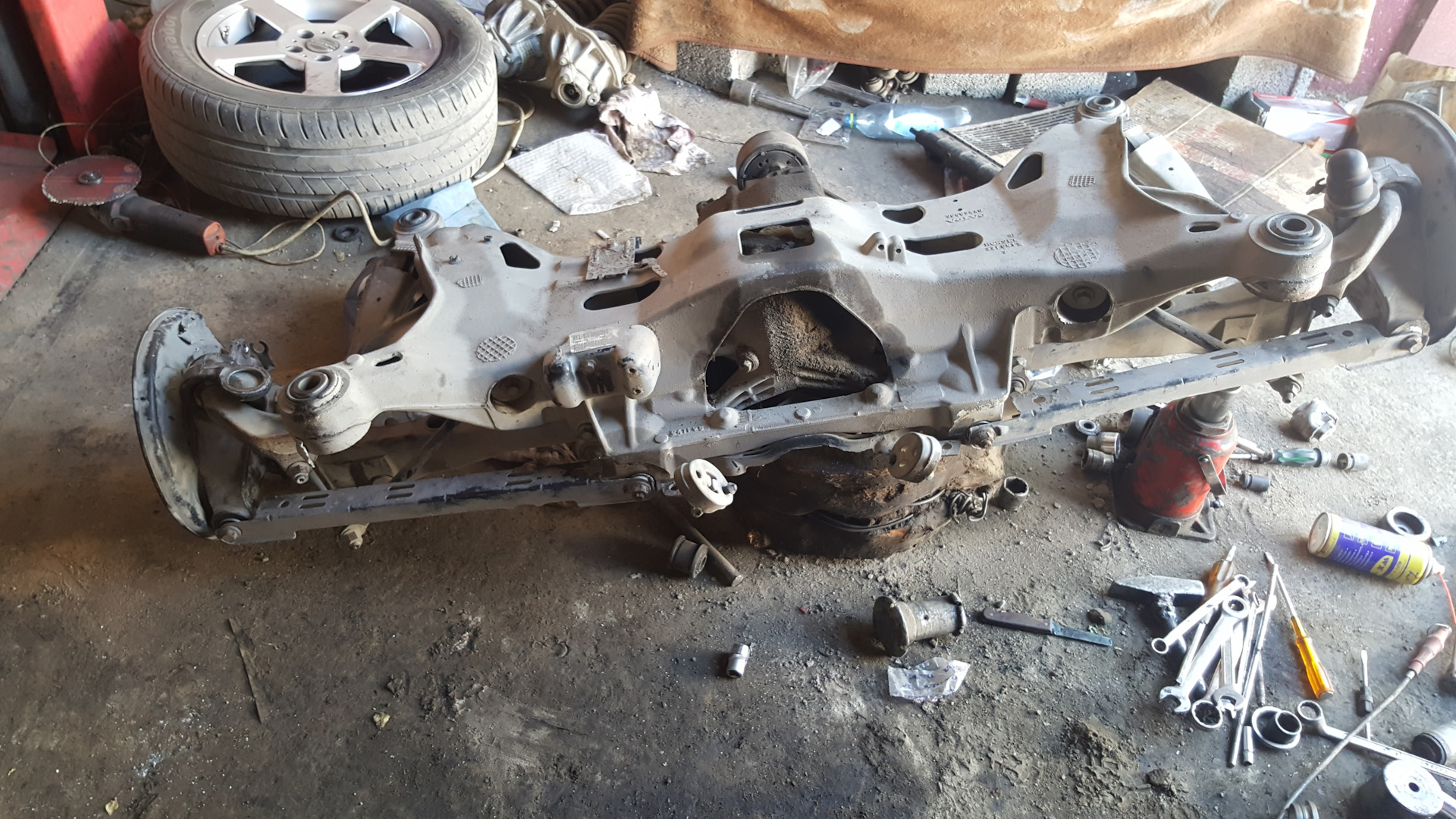 Замена сайлентблоков задней балки. Замена масел в заднем редукторе и ...