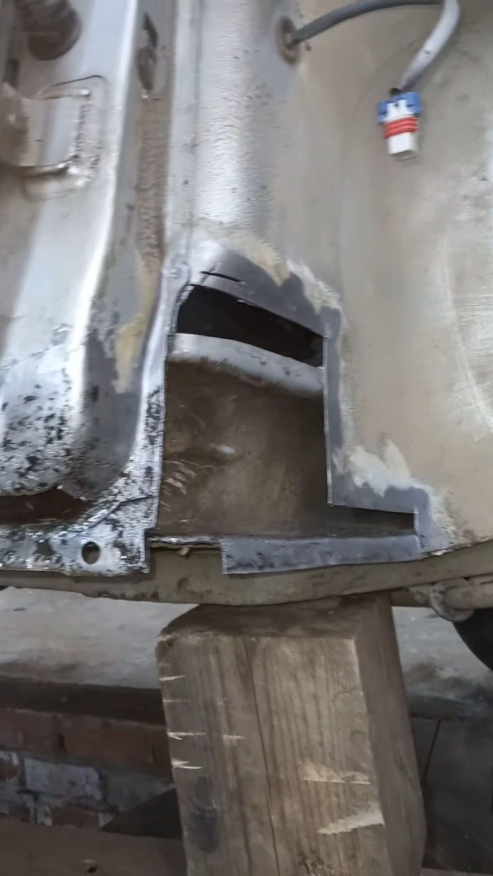 Боызговик с правой стороны — Lada Приора универсал