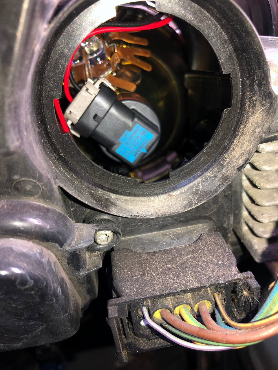 Замена лампочек в ангельских глазках BMW e91/Лечение одноглазого Джо ...