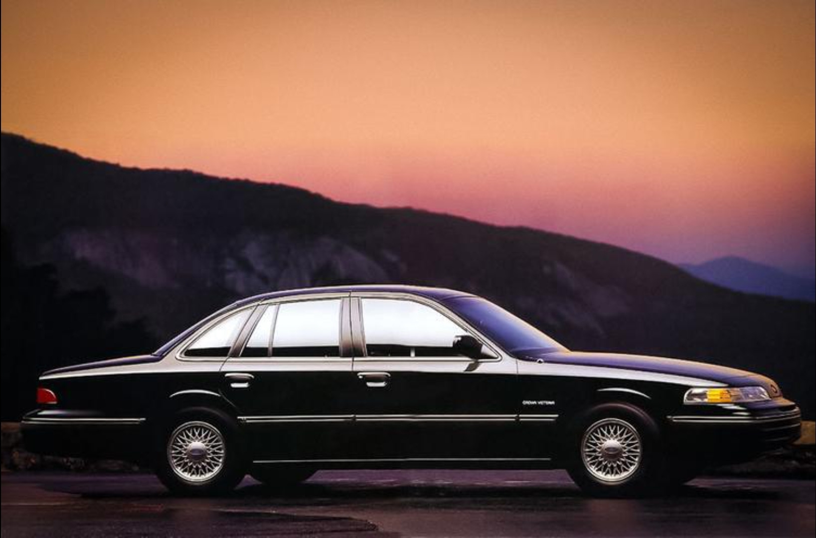 Ford crown. Ford Crown Victoria 1992. Форд Краун Виктория. Форд Гранд Виктория 1992. Ford Crown Vic 1992.