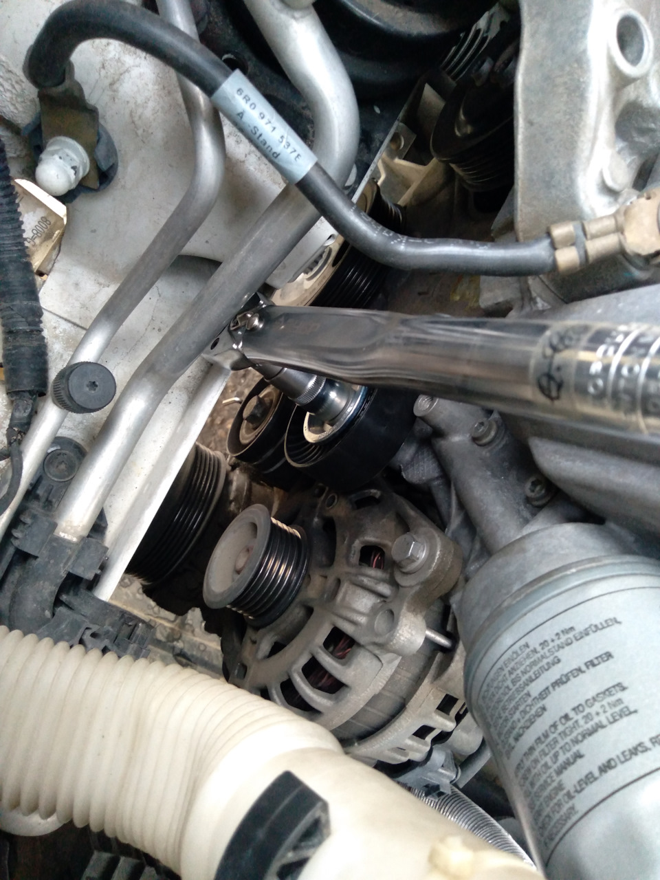 Затягиваем 40 Nm — Volkswagen Polo Sedan. Запчасти на фото: 6R0971537E