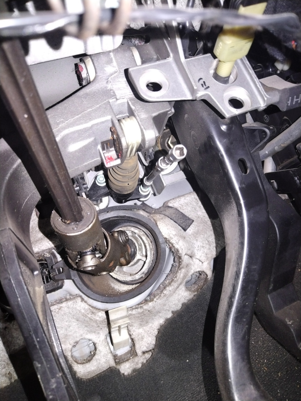 Подвисает педаль сцепления. Ауди 80 педаль сцепления тросик. Рк педали сцепления 31105. Регулировка муфты сцепления мтз 1221. Сцепление не возвращается.